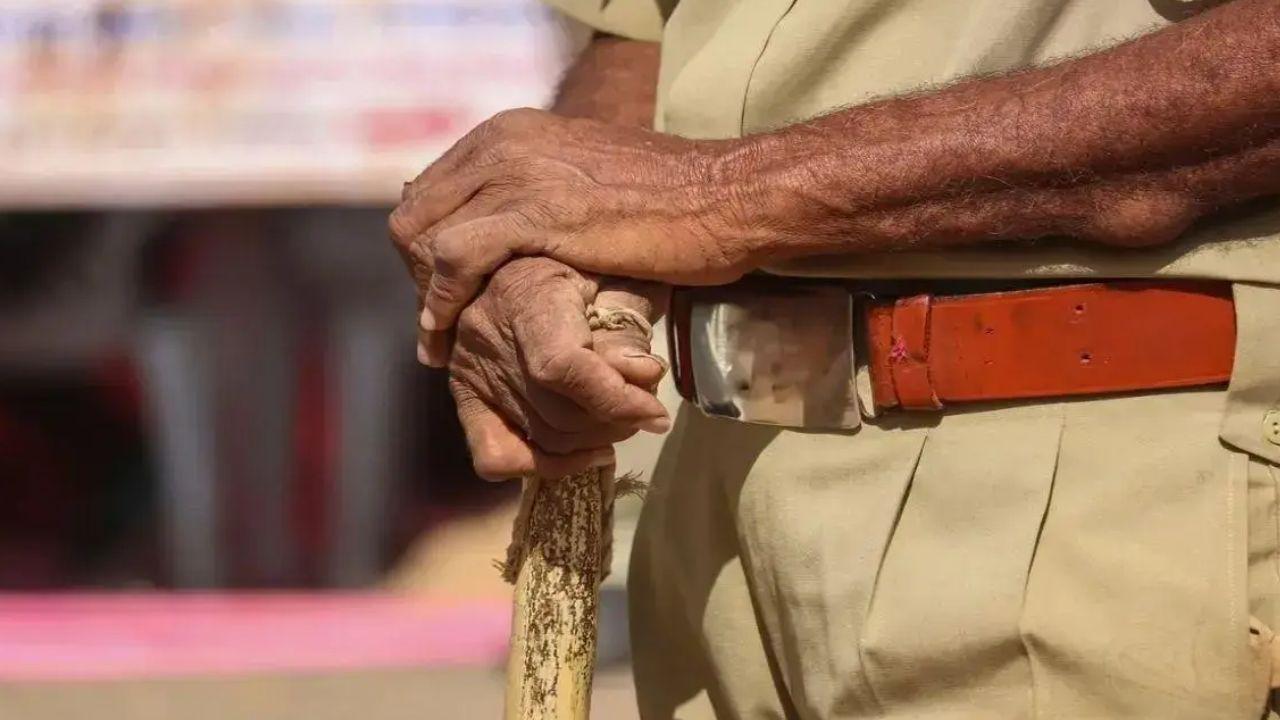 Father of the deceased patient attacks government doctor in hospital