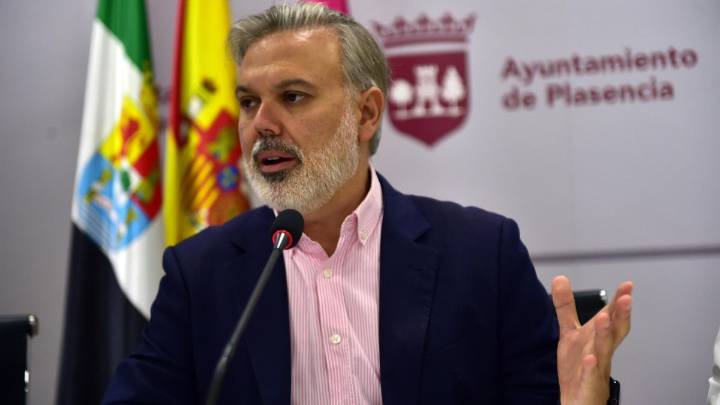 El alcalde de Plasencia habla sobre el caso de presuntas injurias de una concejala a un exedil: "Todo el respeto al procedimiento"