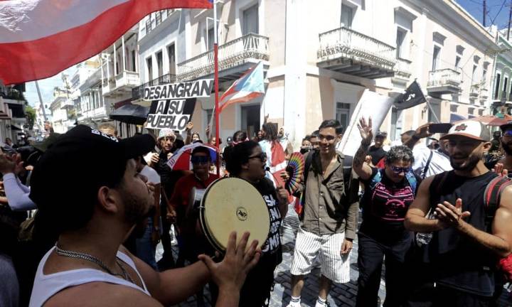Detienen a activista y surgen incidentes en protesta contra el Gobierno en Puerto Rico