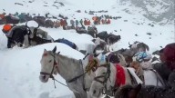Al menos 200 senderistas permanecen atrapados por una tormenta de nieve en el Everest