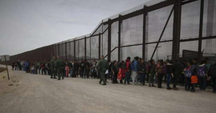 Cruces migratorios por la frontera sur de EE.UU. caen a su nivel más bajo en 50 años