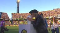 Emoción en el Gigante: la mujer de Russo llevó la urna con sus cenizas al homenaje