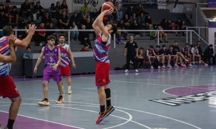 Básquet local: Barrio Hospital frenó a Bahía Basket y sigue imparable en Segunda