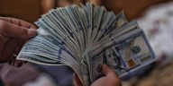 Dólar sube ante tensiones comerciales y preocupaciones fiscales