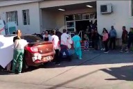 Video: madre tuvo a su bebé un auto y fue recibida con aplausos al ingresar al San Roque