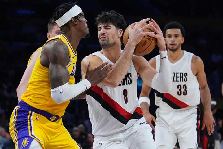 Blazers beat short-handed Lakers 122