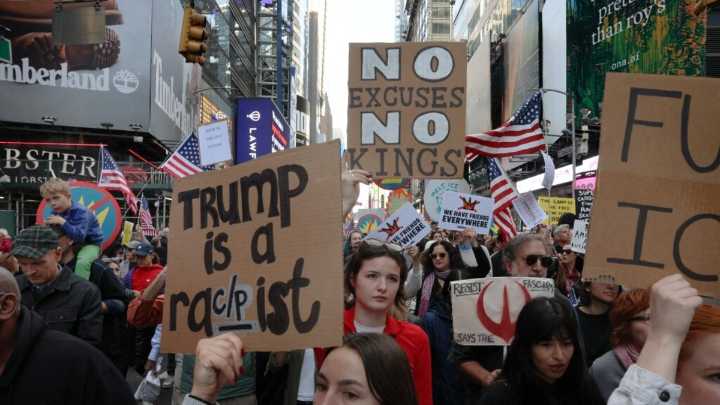 Miles de personas protestan en todo Estados Unidos contra las políticas de Donald Trump: 'No queremos reyes'