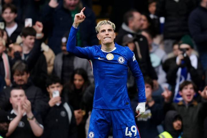 El 49 bravo. Así fue el primer gol de Garnacho en Chelsea: enganche, zurdazo y celebración con estilo