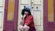 Mon Laferte causa revuelo en Valparaíso al grabar videoclip nocturno en plena avenida Altamirano