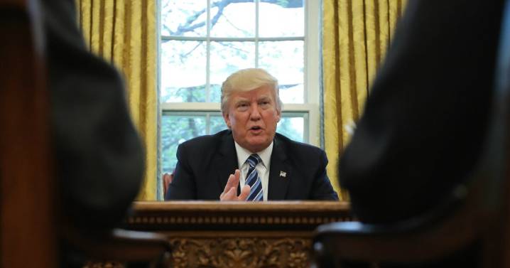 Trump castiga a Canadá con 10% de aranceles por "tergiversar" discurso de Ronald Reagan