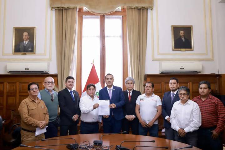 Congreso: Jerí y representantes de transportistas acordaron proyecto contra extorsiones