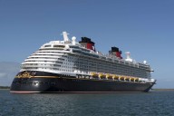 Niña cae de crucero Disney tras foto en ojo de buey