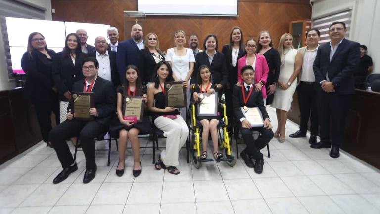 Galardonan a 5 jóvenes con el Premio al Mérito Juvenil Mazatlán 2025