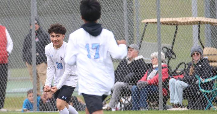 Photos: Kankakee shuts out L-P to win the Class 2A boys soccer Regional title – Shaw Local