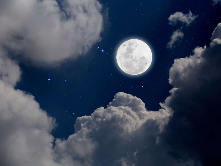 Horóscopo de hoy, martes 7 de octubre de 2025: efectos de la Luna llena en Aries y la cuadratura de Mercurio con Plutón