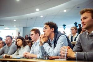 Indians lead drop in US university visas