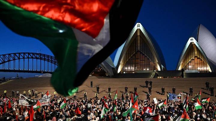 Feud over 'entirely appropriate' Opera House rally