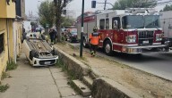 Automóvil termina volcado y sobre la vereda en la calle Quillota de Viña del Mar