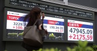Wall Street espera por minutas de la Fed... y BMV gana casi 1%: Así cotizan los mercados