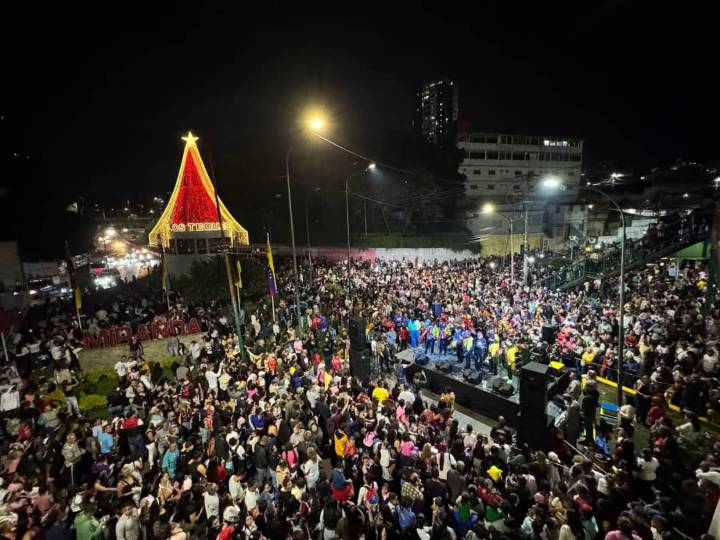 Más de medio millar de tequeños  asistieron al encendido navideño en la Panamericana 