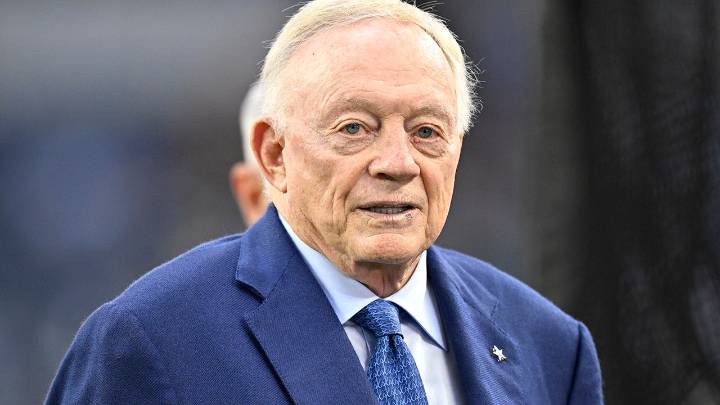 Cowboys' Jerry Jones downplays middle finger flash