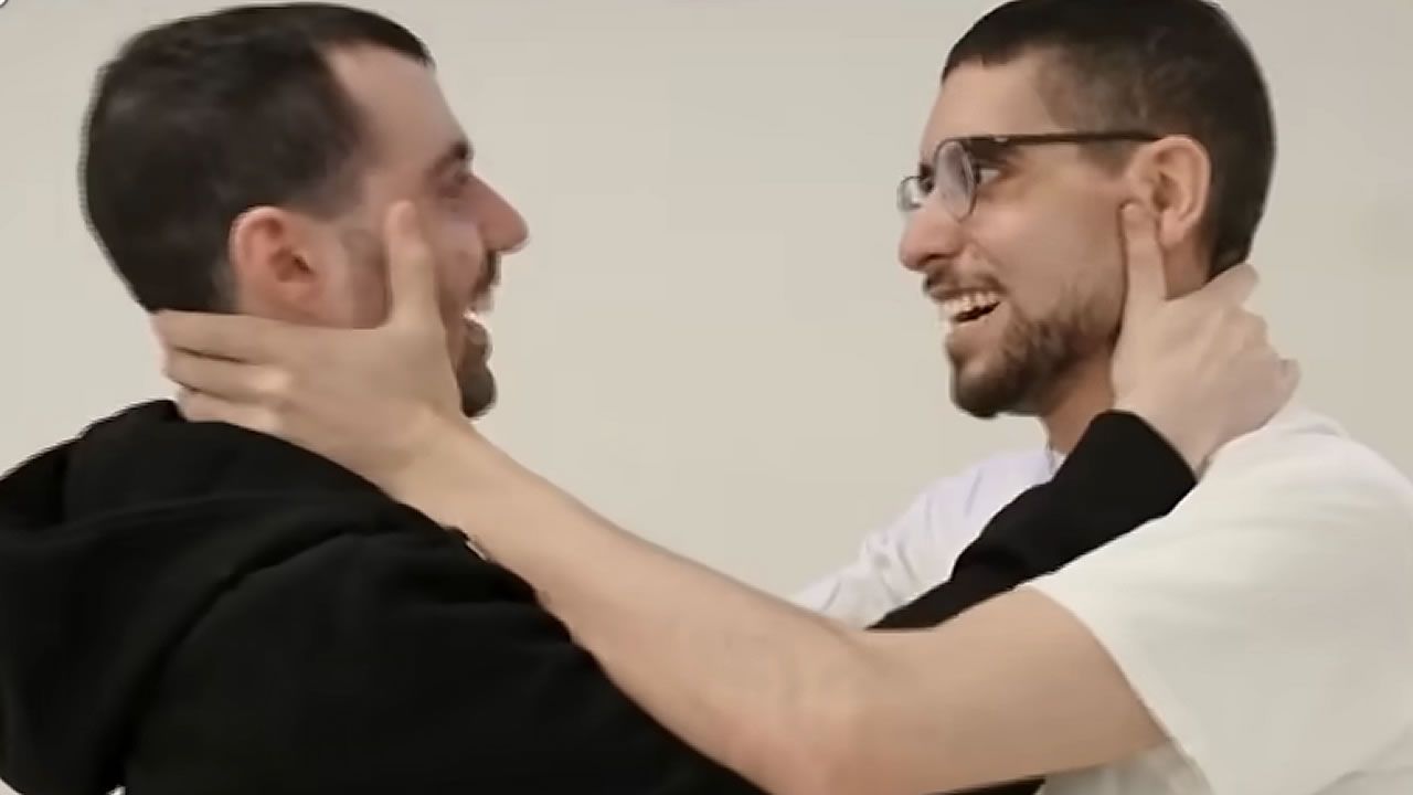 De cavar su propia fosa a abrazar a su amigo de la infancia: el emotivo reencuentro de dos rehenes de Hamás