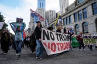 Miles de personas protestan ante edificio Trump en Chicago por envío de Guardia Nacional
