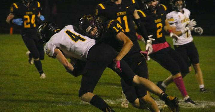 Denver football defeats Vinton-Shellsburg to make playoffs