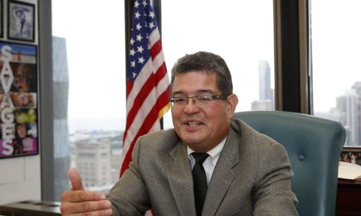 Exjuez latino de Chicago presidirá comisión para vigilar “excesos” de agentes migratorios