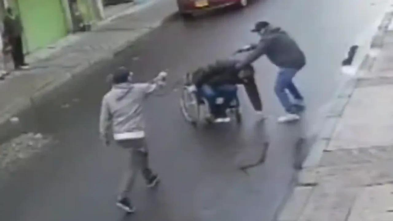 VIDEO | Indignación total: hombre en silla de ruedas fue víctima de violento crimen en Bogotá