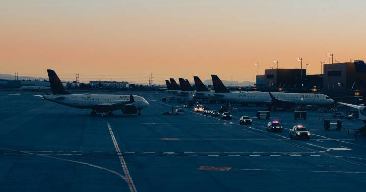 VIDEO: Choque de dos aviones en aeropuerto LaGuardia en Nueva York deja un lesionado