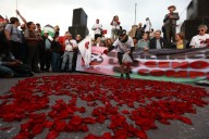 Manifestantes se enfrentan a policías en el 57 aniversario de la masacre de Tlatelolco