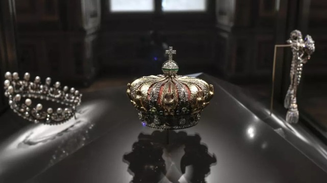 Napoleon's emerald necklace, diamond crown: French crown jewels stolen from Louvre