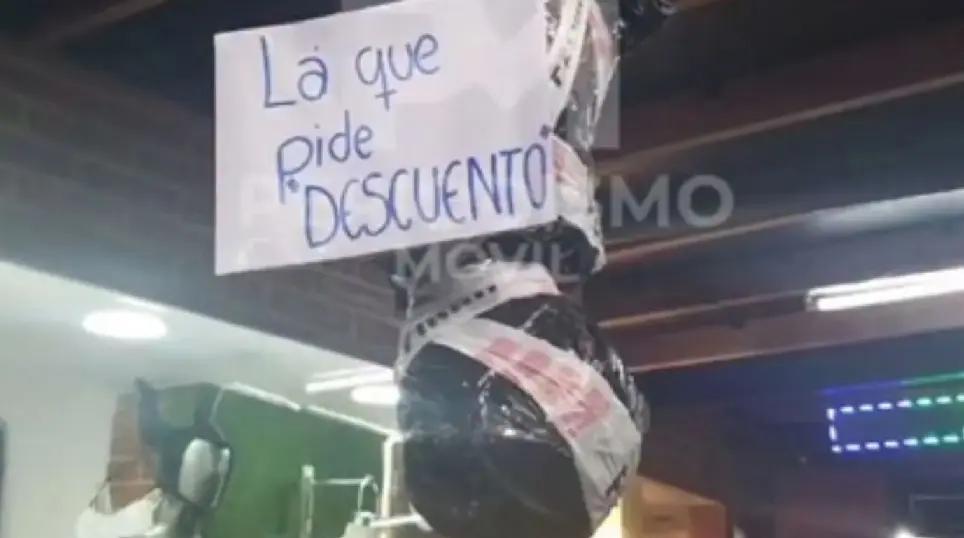 Aberrante: Un negocio de Jujuy hizo una publicidad con un maniquí que recrea un femicidio