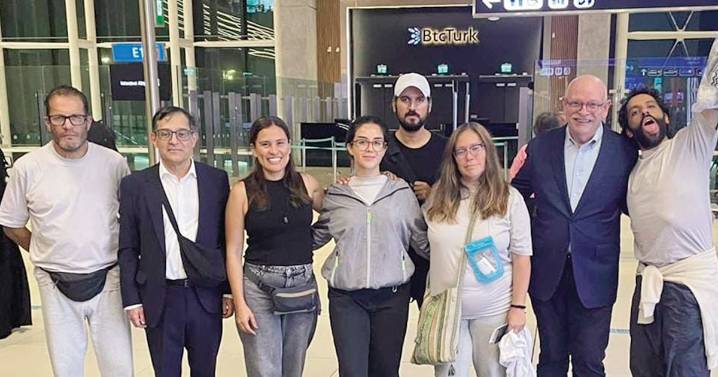Llegan al AICM mexicanos que fueron atrapados en Israel