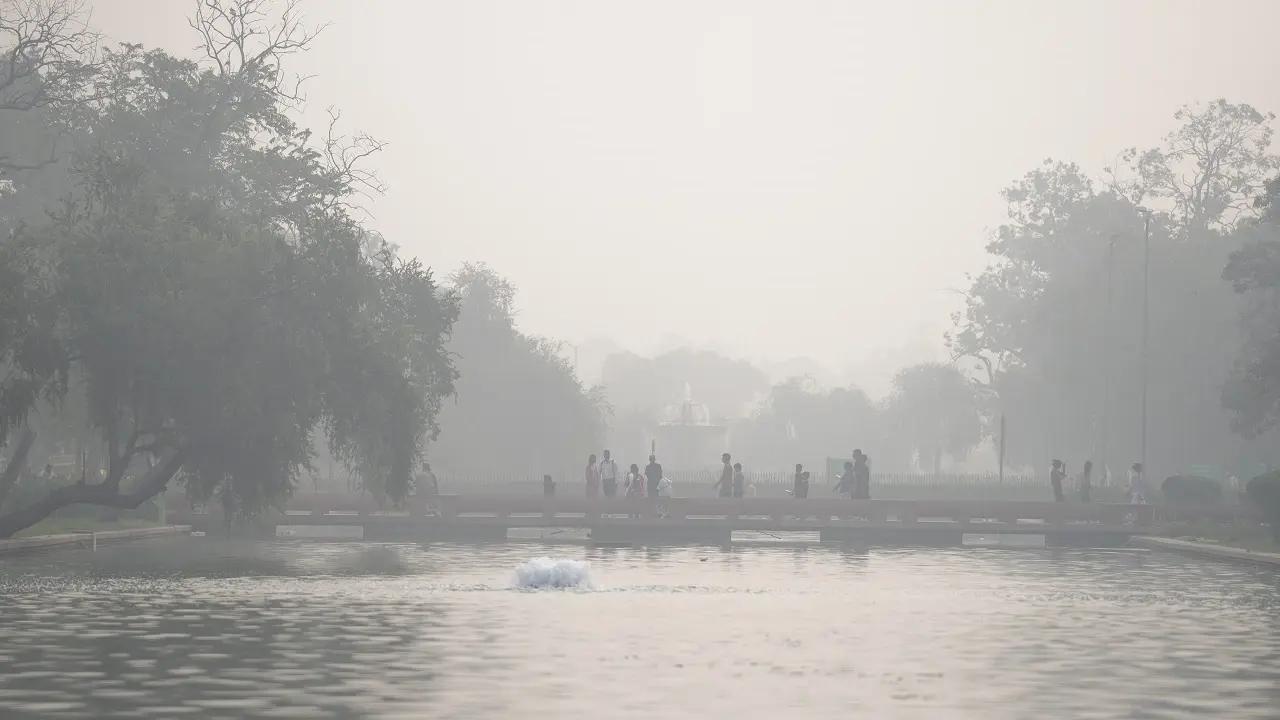 Air quality in Delhi stays ‘very poor’ as pollution levels rise