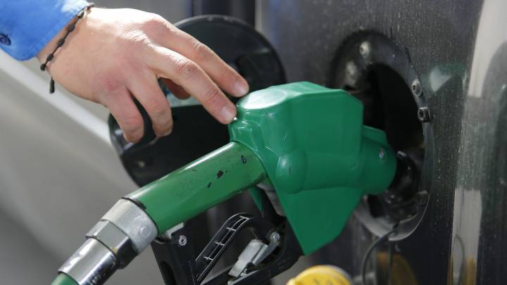 Fuerte alza en todos los combustibles menos uno: Revisa las variaciones en los precios de las bencinas para este jueves