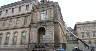 Fabricante de montacargas usado por ladrones del Louvre hace publicidad con el robo
