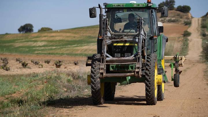 Encuentran el cuerpo sin vida de un hombre debajo de un tractor en Águilas