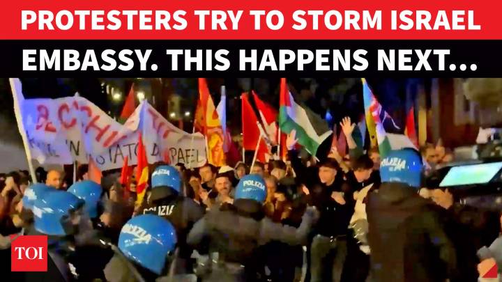 Rome On 'Fire': Italian Cops Thrash Pro-Gaza Protesters ‘Storming’ Towards Israel Embassy