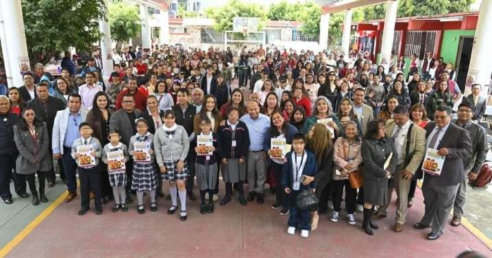 Entregan libros e inglés a 20 mil alumnas y alumnos de Tlalnepantla