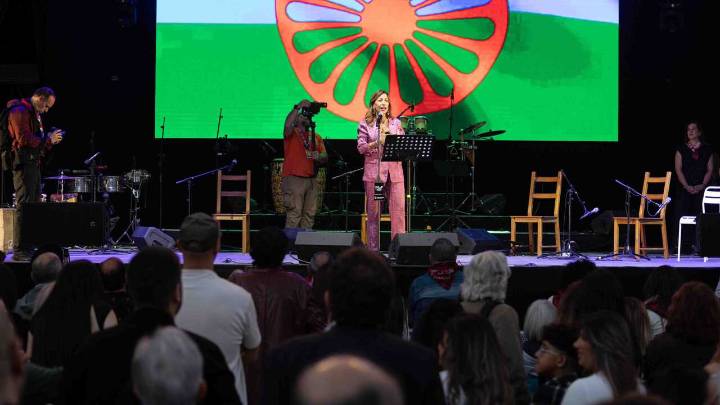 Cientos de personas disfrutan del flamenco y la cultura gitana junto a la Estación del Norte