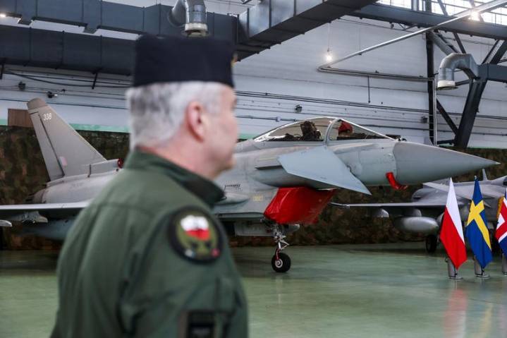 Analysis-Turkey pressing for Western fighter jets to claw back regional edge