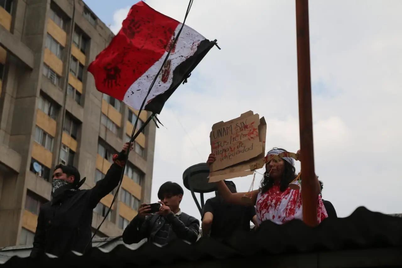 Marchan a 57 años de la masacre de Tlatelolco