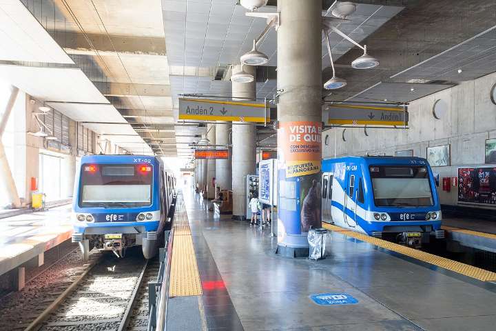 Insólito en Valparaíso: hombre fue atropellado por tren mientras defecaba en la vía férrea