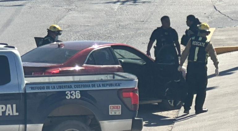 Acribillaron a dos a bordo de auto en la Azteca; murió uno