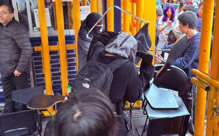 Grupo de encapuchados toma instalaciones de la Prepa 8 de la UNAM