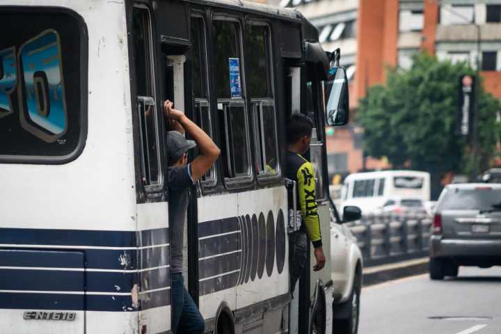 Venezuela: Crisis sobre ruedas, el dólar ahoga a los transportistas