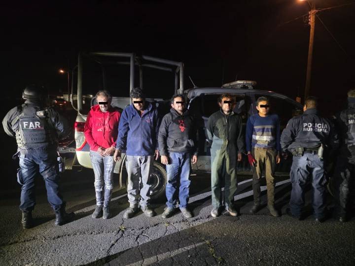 Cinco detenidos tras robo con violencia en Atlacomulco; aseguraron arma hechiza, vehículos y posible droga