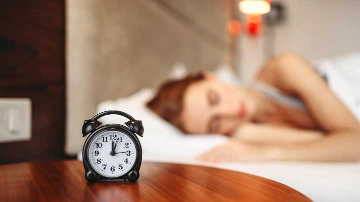 Cambio de hora: cómo dormir mejor y adaptarte sin estrés
